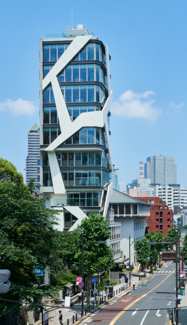 白く大胆な幾何学模様のフレームが特徴的な+SHIFTオフィスビル外観