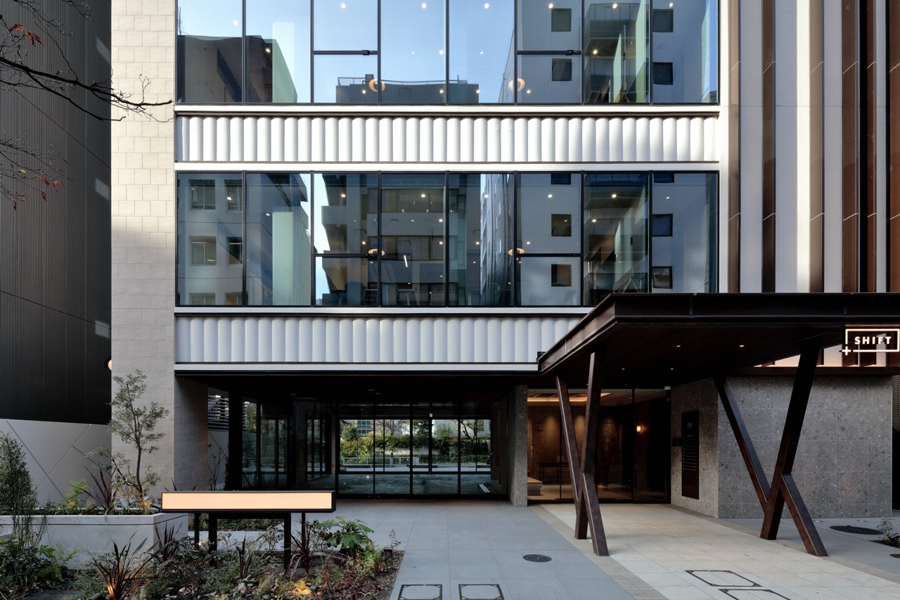 黒いフレームとガラス張りがモダンなビルのエントランス