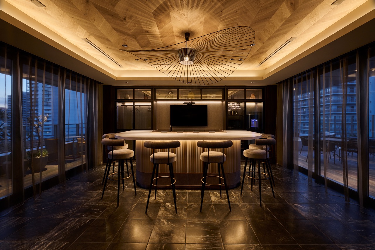 特徴的な照明と円形カウンターがある高級感漂うラウンジ