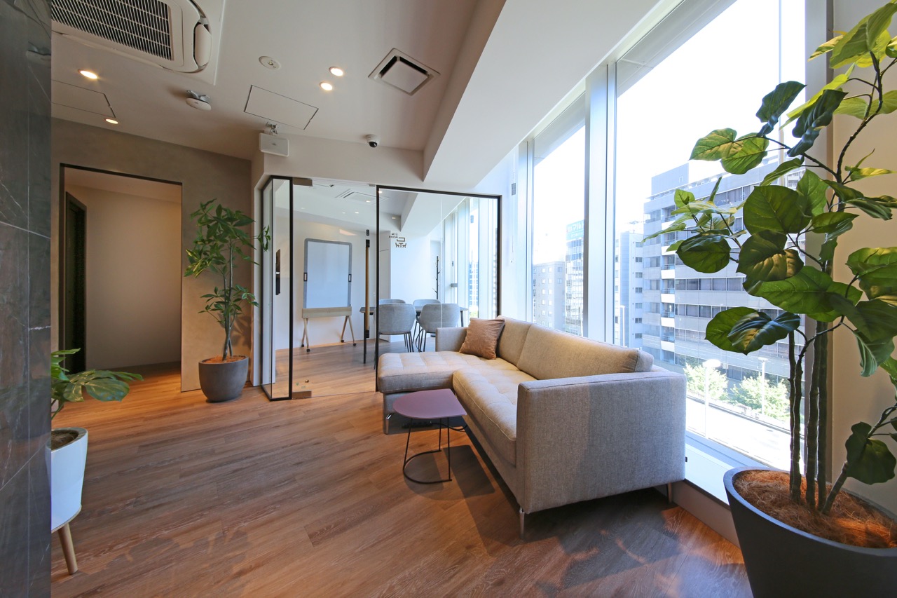 ガラスパーティションで仕切られた明るく開放的なオフィススペース