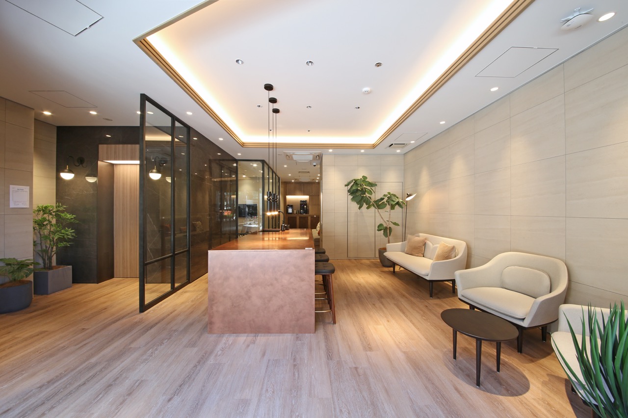 木目調の床と家具が落ち着いた雰囲気を醸し出す共有スペース