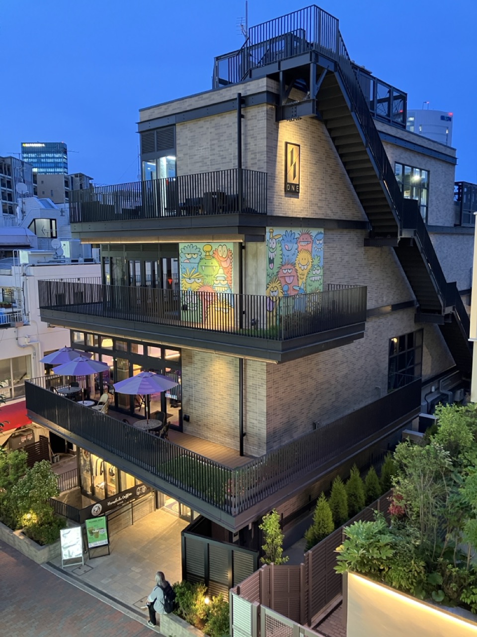 壁面のカラフルなモンスターの壁画が目を引く商業ビル「1/1（ONE）」