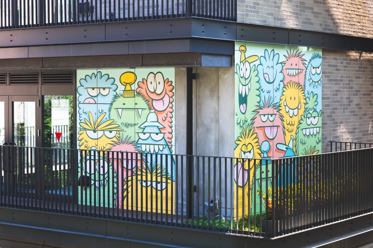 建物外壁に描かれたポップでカラフルなモンスターのアート作品