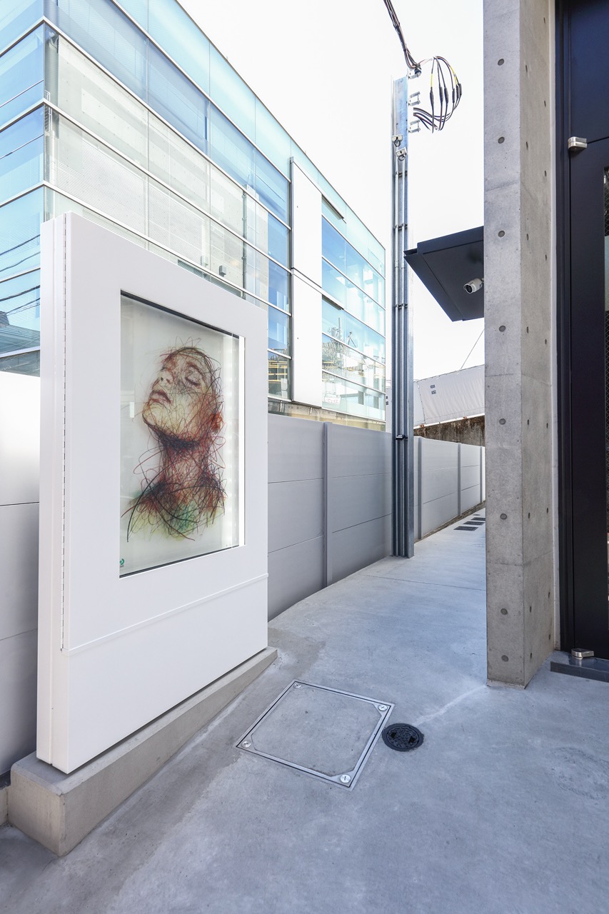 エントランス脇に飾られた女性の肖像画のアートワーク