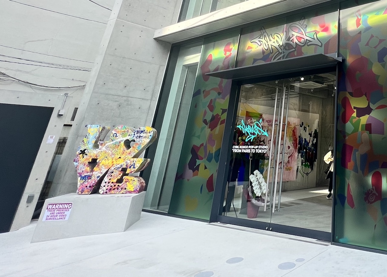 「LOVE」のオブジェとグラフィティアートが飾られたビルエントランス