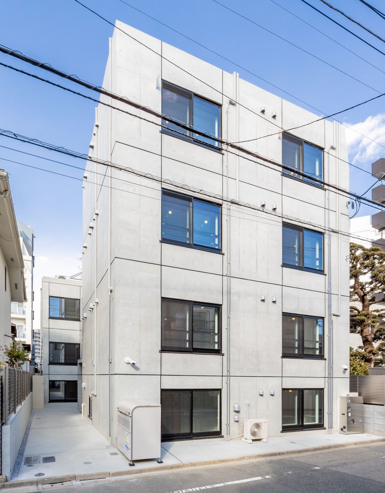 コンクリート打ちっ放しのスタイリッシュな外観