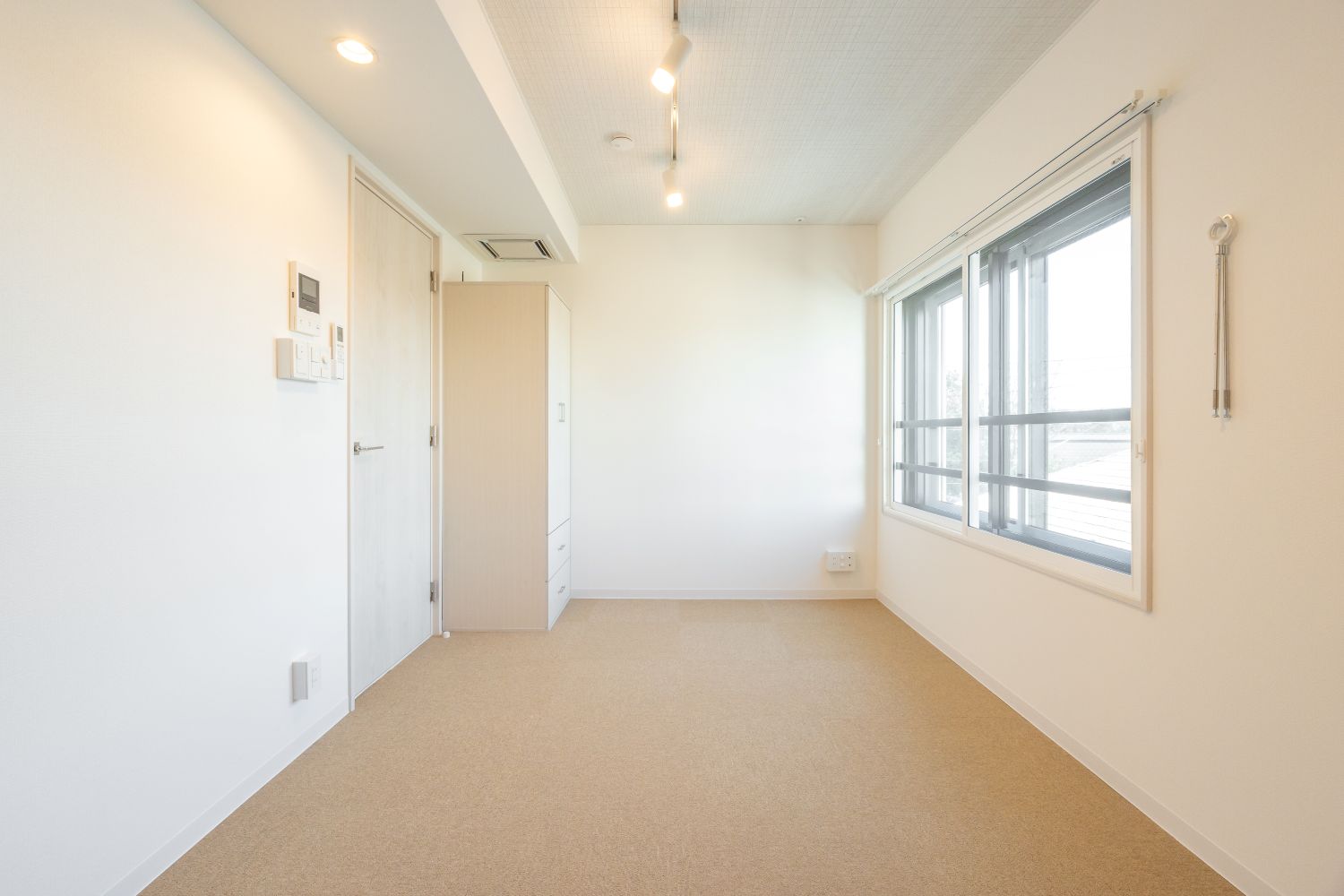 白を基調とした明るく清潔感のある室内空間