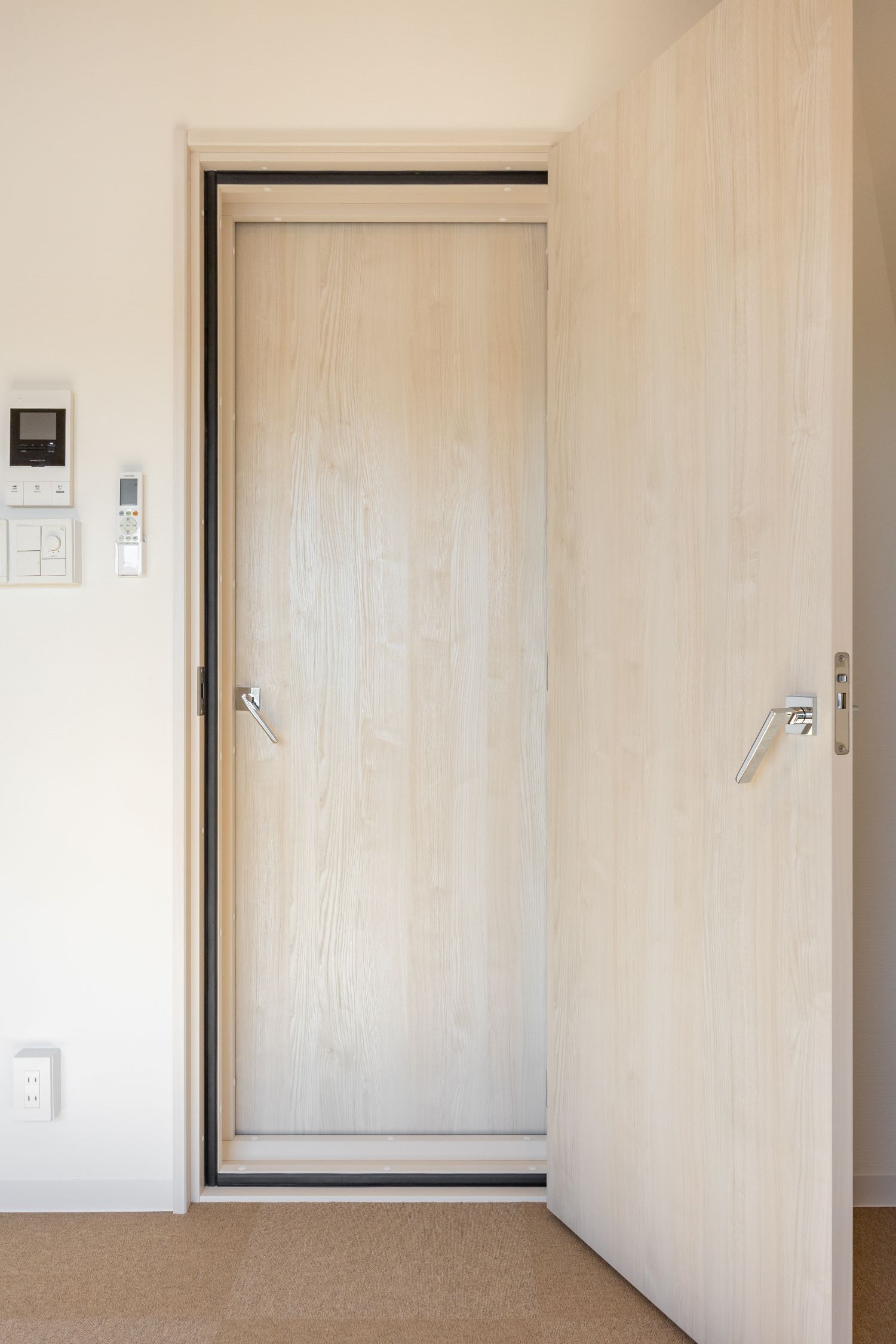 遮音性に優れた木目調の防音ドア