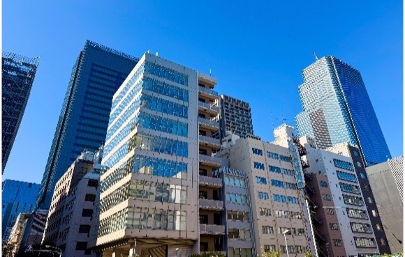 青空を背景に立ち並ぶオフィスビル群