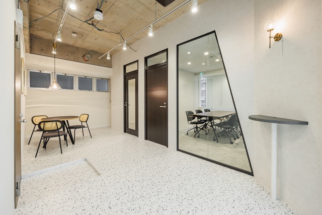 都会の街並みに建つ洗練されたオフィスビル