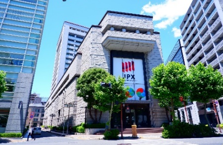 JPXのロゴが入った、重厚な石造りの東京証券取引所の建物。