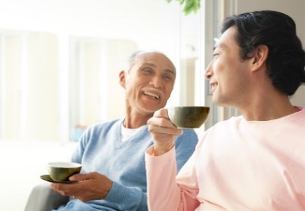 窗外談笑喝茶的兩個男子。