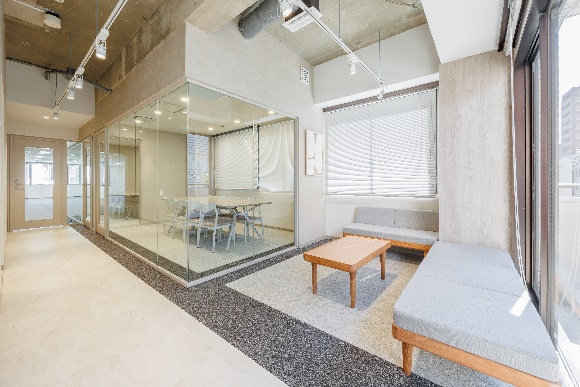 設置了玻璃會議室和沙發的現代感十足的辦公空間。
